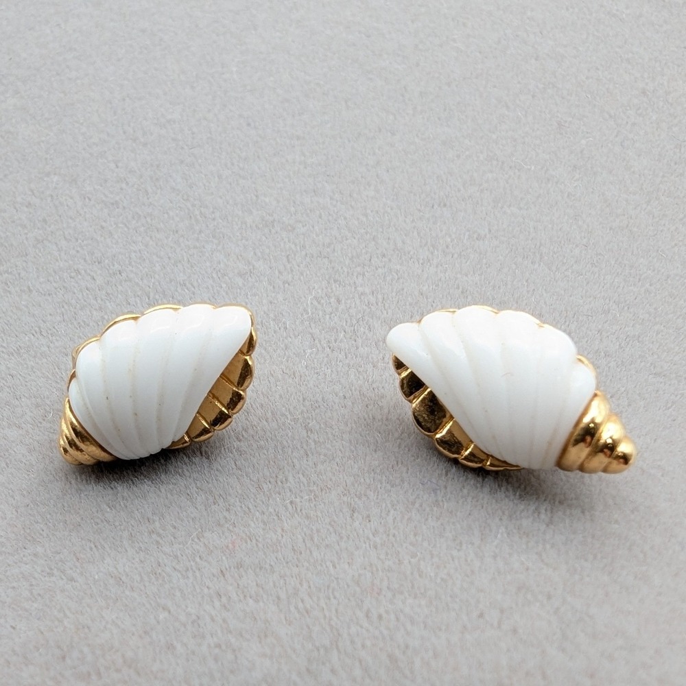 Avon Vintage Gold Tone White Ribbed Seashell Stud Earrings Nautical Coastal